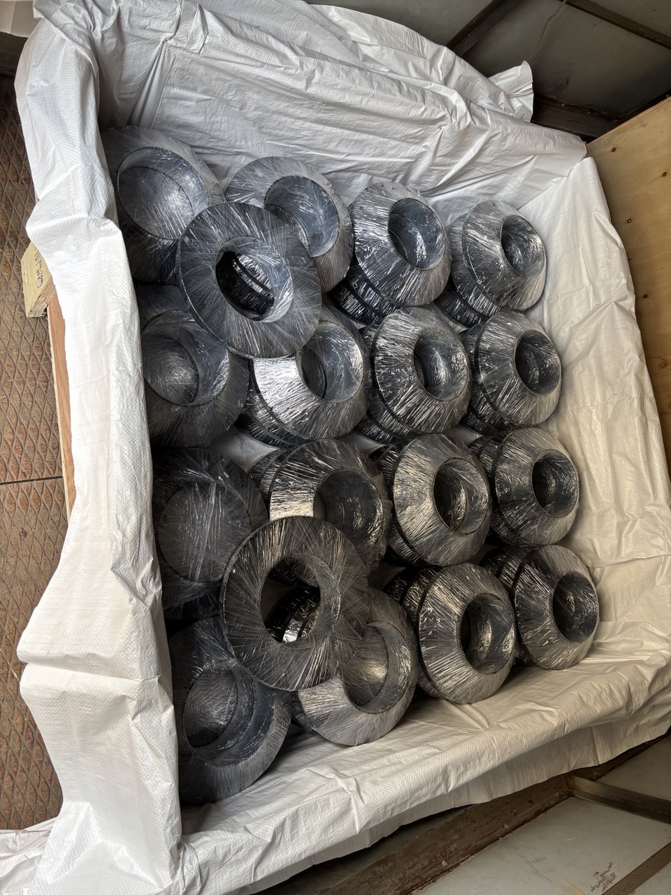 ASTM A182 alloy steel Cr-Mo flanges packed in polybag-lined wooden export crate — F22 F91 Grade 91 flanges export packaging, Tesco Steel & Engineering India