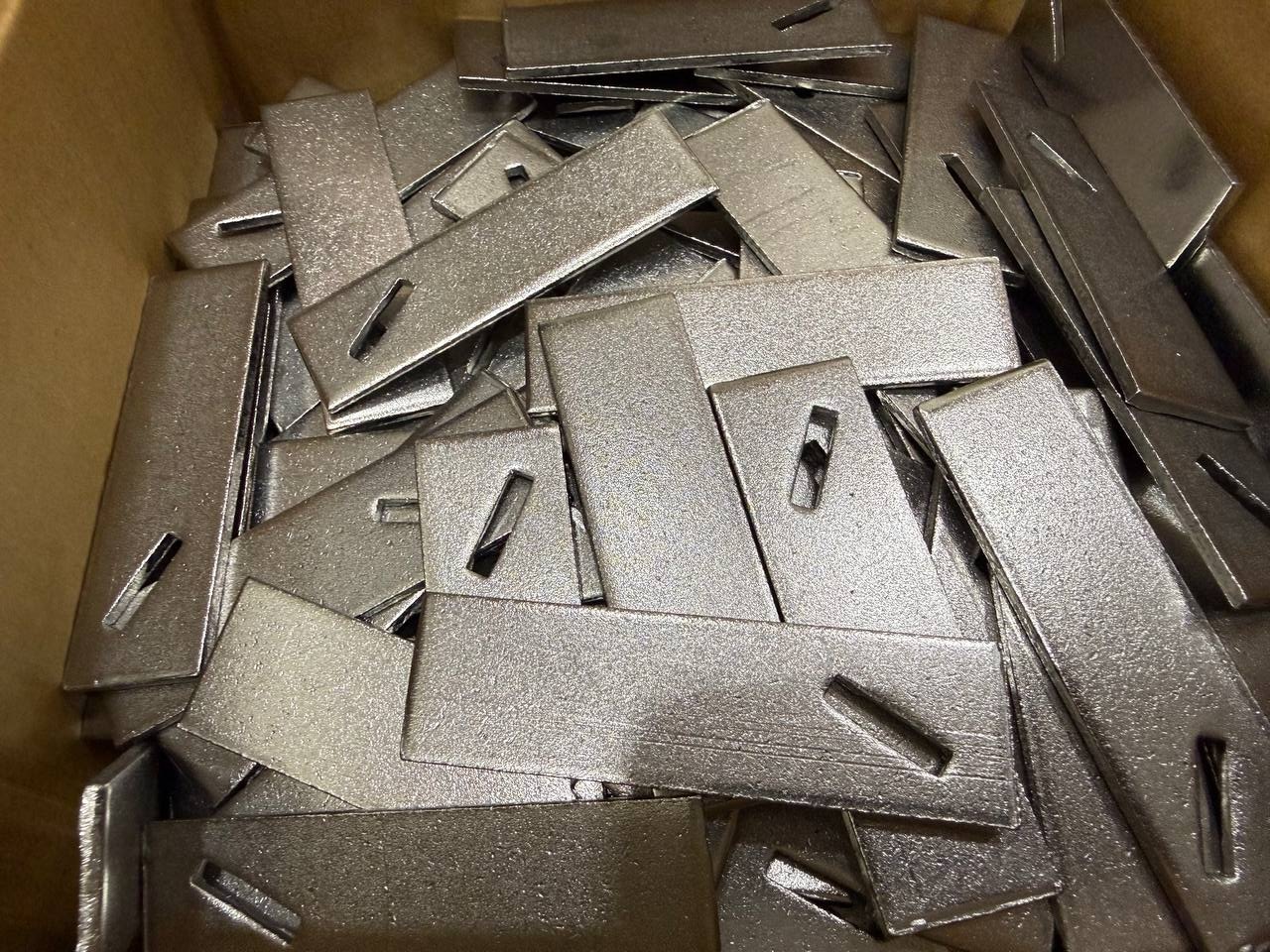 Bulk stainless steel ceramic fibre blanket fixing studs / furnace insulation anchors with slotted keyhole ready for despatch