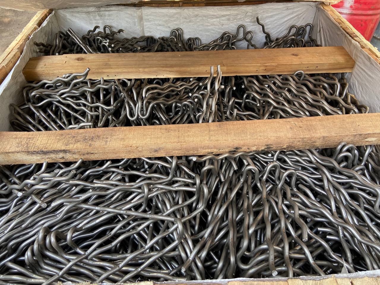 Crook refractory anchors in bulk