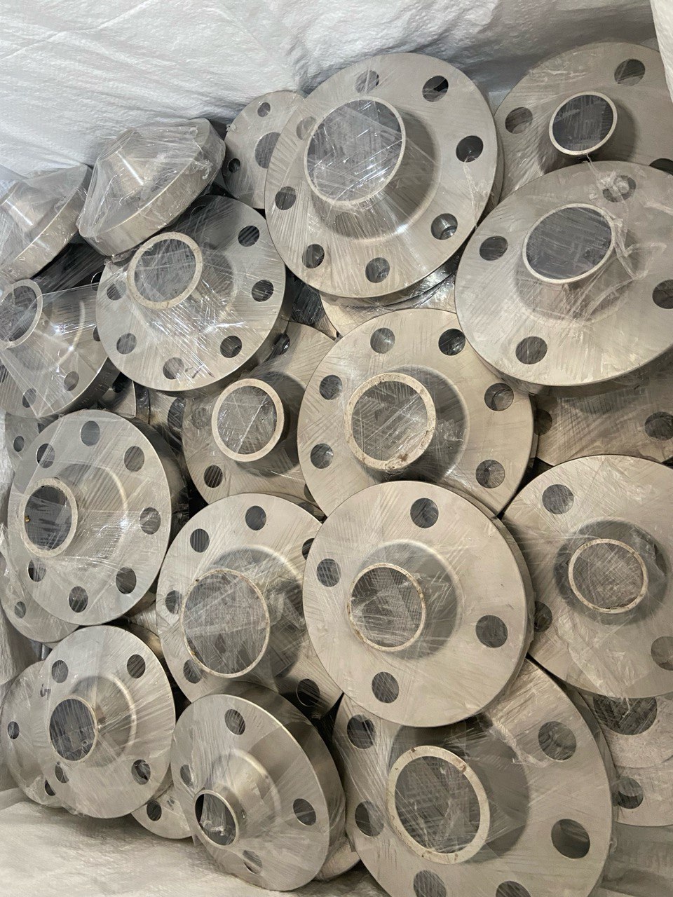 Duplex steel slip-on and weld neck flanges individually plastic-wrapped and bulk-packed for export — ASTM A182 F51 F60 S31803 S32205, Tesco Steel & Engineering India