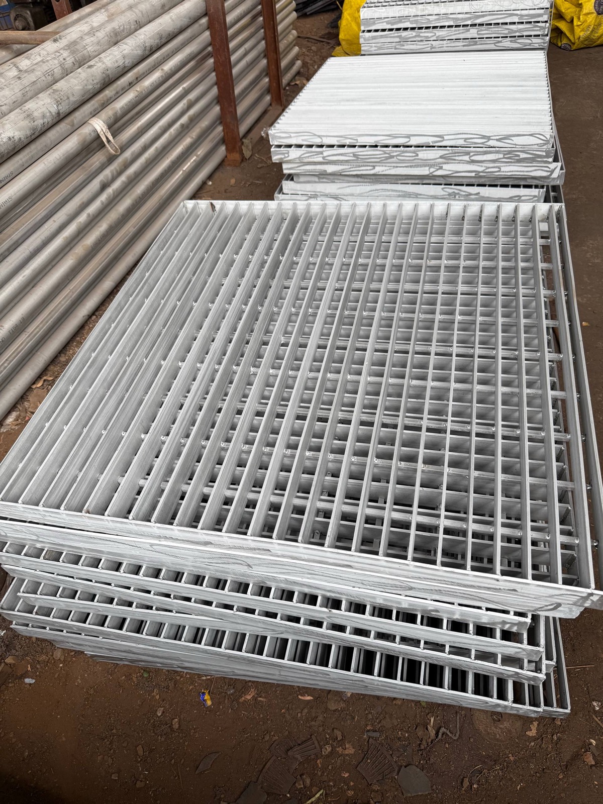 Galvanized welded steel grating panels with bearing bars and cross bars