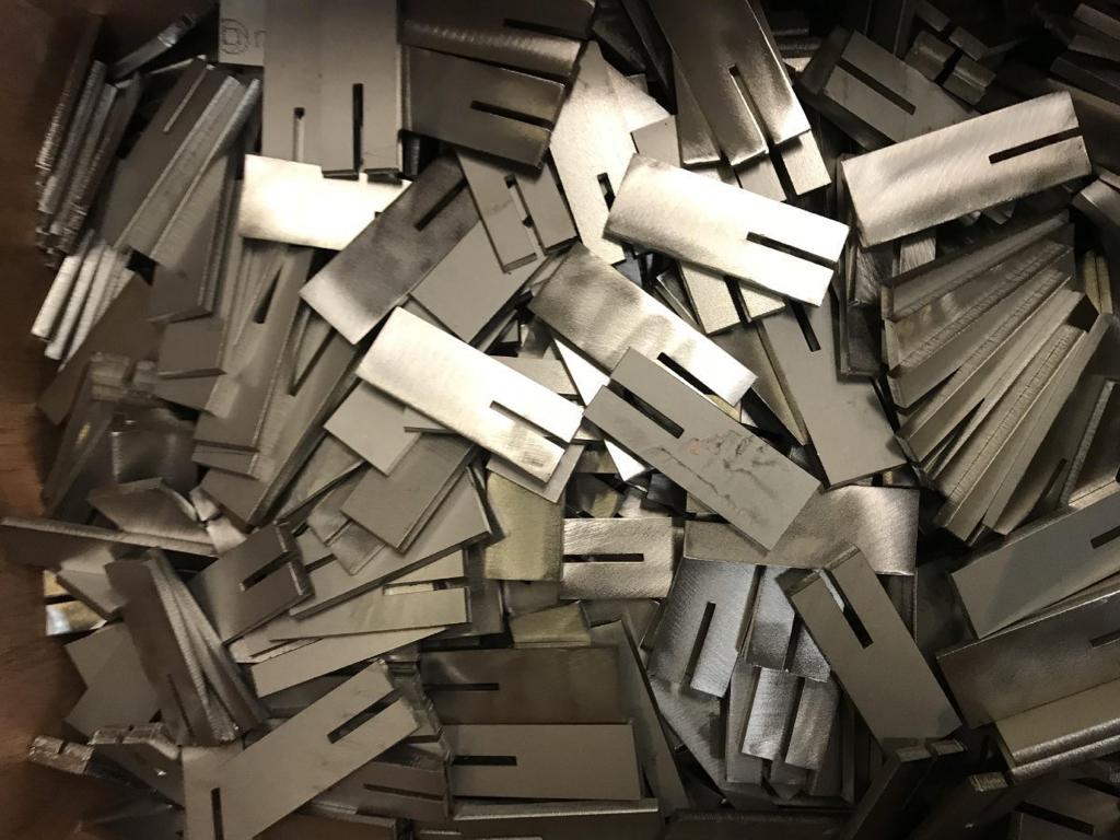 Slitted refractory anchors in stainless steel