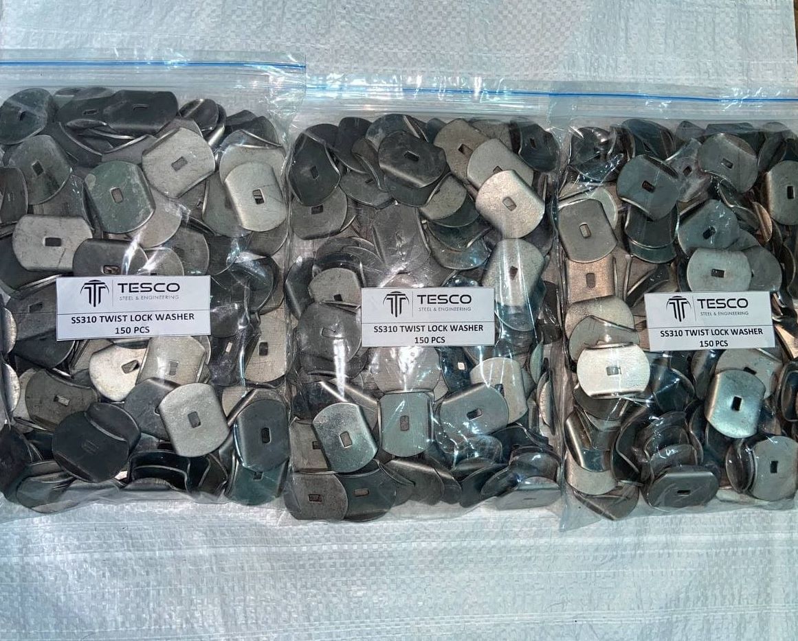 Twist lock washer for refractory ceramic fiber anchors